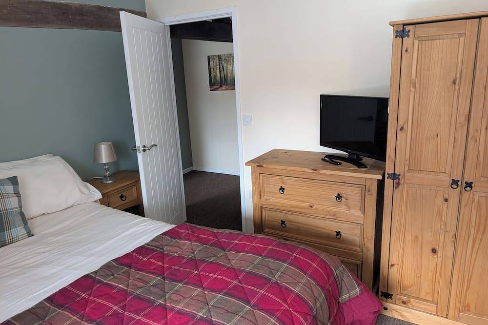 Traditional Cottage with hot tub and log burner in Llandrillo, Snowdonia