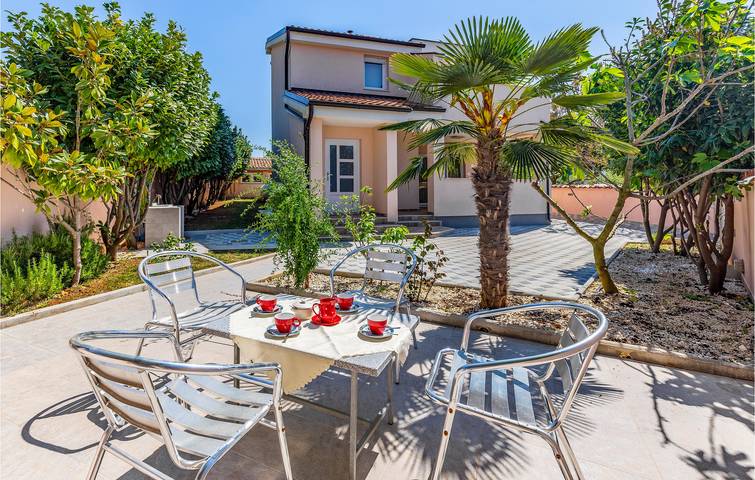 Ferienwohnung für 6 Personen, mit Terrasse in Peroj