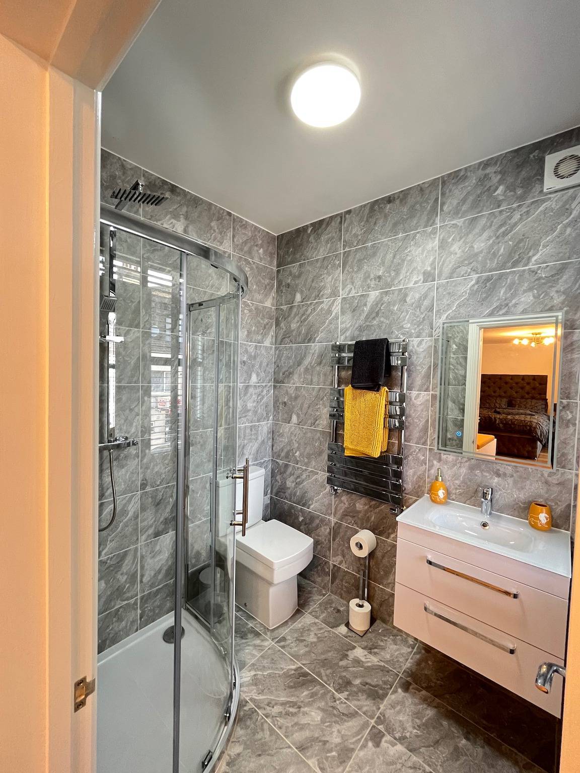 Entire vacation apartment, Cozy London Apartment , 2 minutes to tube! in Waltham Forest, London