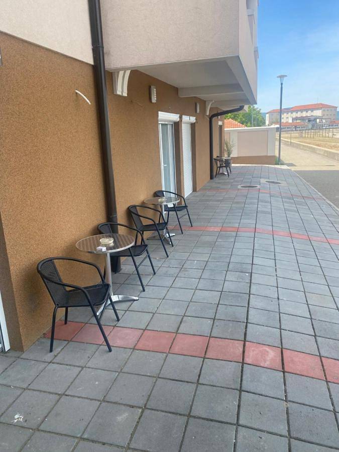 Gîte pour 2 personnes, avec terrasse ainsi que vue sur le lac et vue à Kladovo - 4