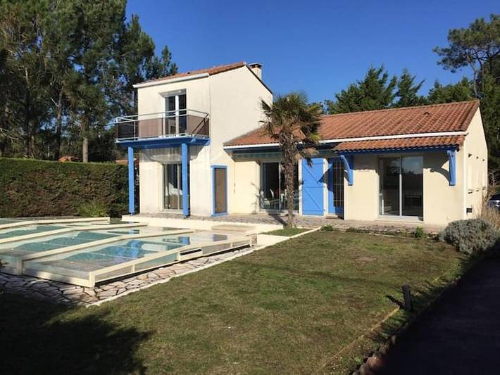 Maison de vacances pour 8 personnes, avec Balcon et Terrasse ainsi que Jardin et Piscine à Jard-sur-Mer