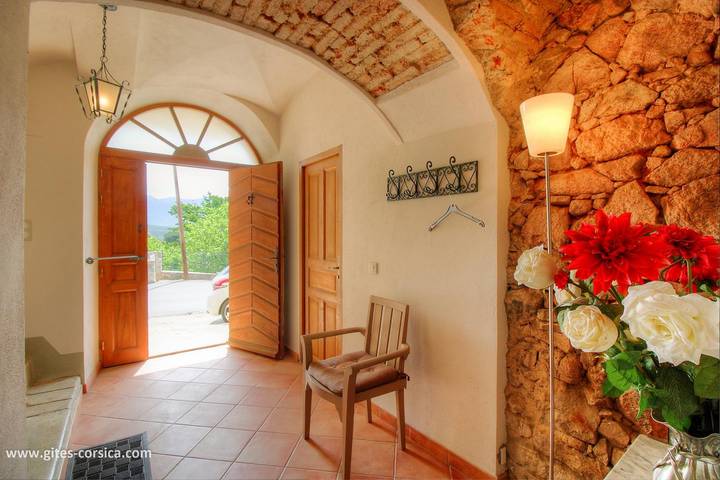 Gîte pour 5 personnes, avec Terrasse ainsi que Jardin et Vue à Sarrola-Carcopino - 4