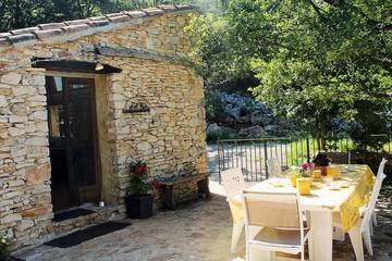 Gîte pour 4 personnes, avec jardin et terrasse, animaux acceptés à Rustrel