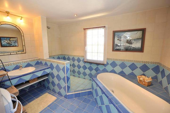 Location de vacances pour 12 personnes, avec piscine et bassin pour enfant ainsi que jardin et vue à Le Boulou - 4