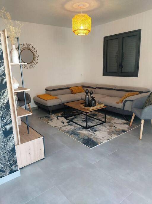 Location de vacances pour 6 personnes, avec terrasse ainsi que piscine et vue dans Bois de Nèfles - 3