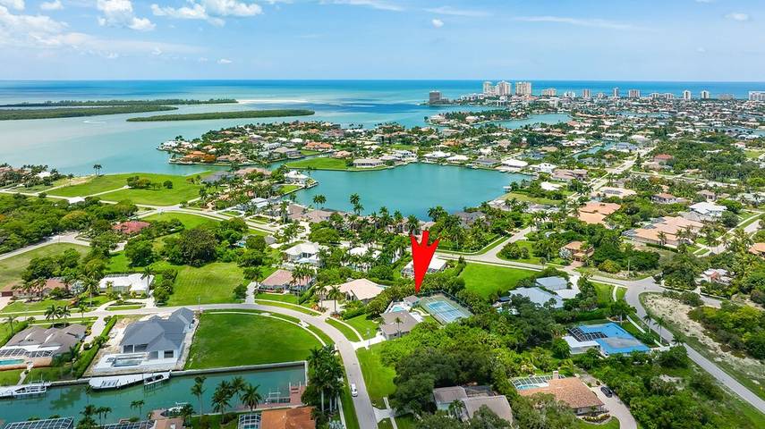 Vacation home for 8 people, with yard in Marco Island