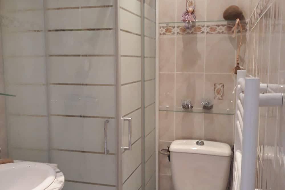 Apartamento entero, Agréable Studio Dans Jardin Paysager Avec Piscine et Grande Cuisine D'été in Bagnols-en-Forêt, Region de Draguignan