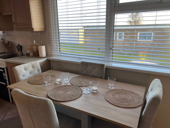 Beach Chalet - 2 Bedrooms - 4 Guests - Parking in Hemsby, Great Yarmouth