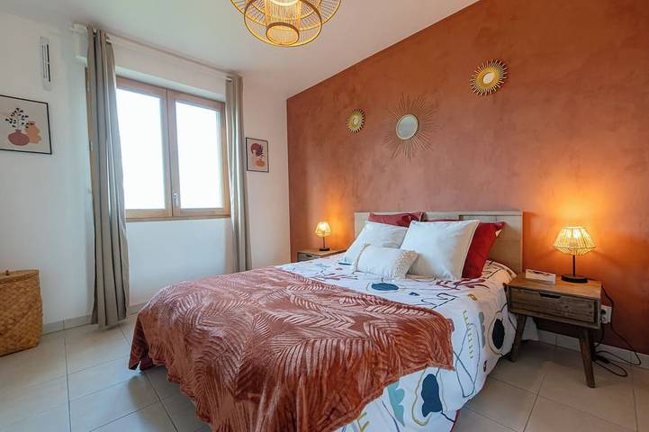 Apartamento entero, Le Petit Sesame L' évasions cosy jacuzzi terrace wifi parking 2 steps stadiumDF in Saint-Denis, Sena-Saint Denis