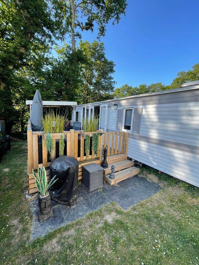 Camping pour 6 personnes, avec jacuzzi ainsi que terrasse et piscine, animaux acceptés