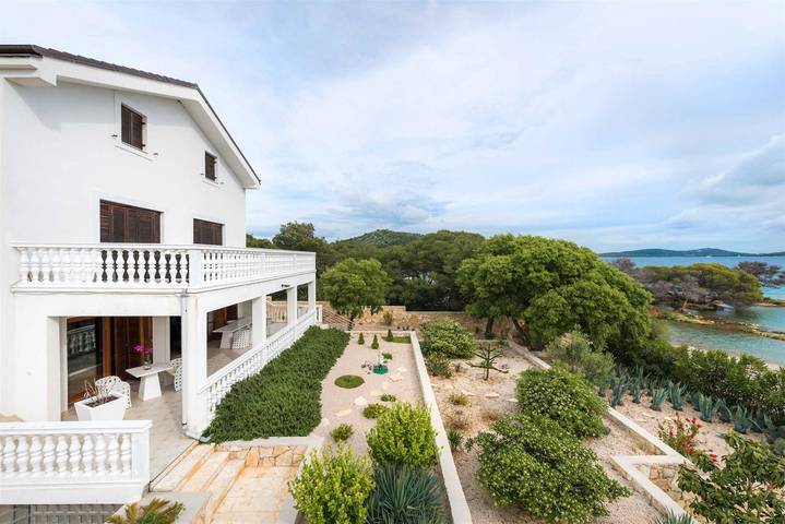 Villa for 16 people, with balcony in Tisno