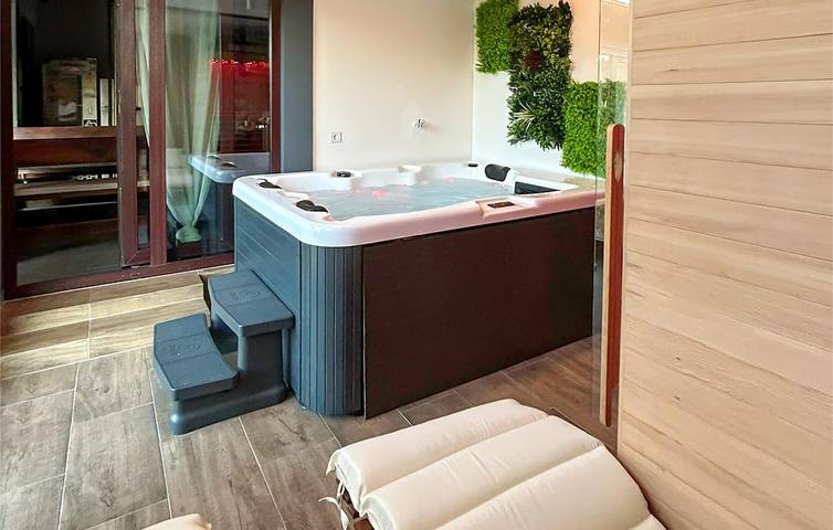 Charmantes 100 m² großes Apartment mit Pool, Küche und Parkplatz in Brod-Posavina