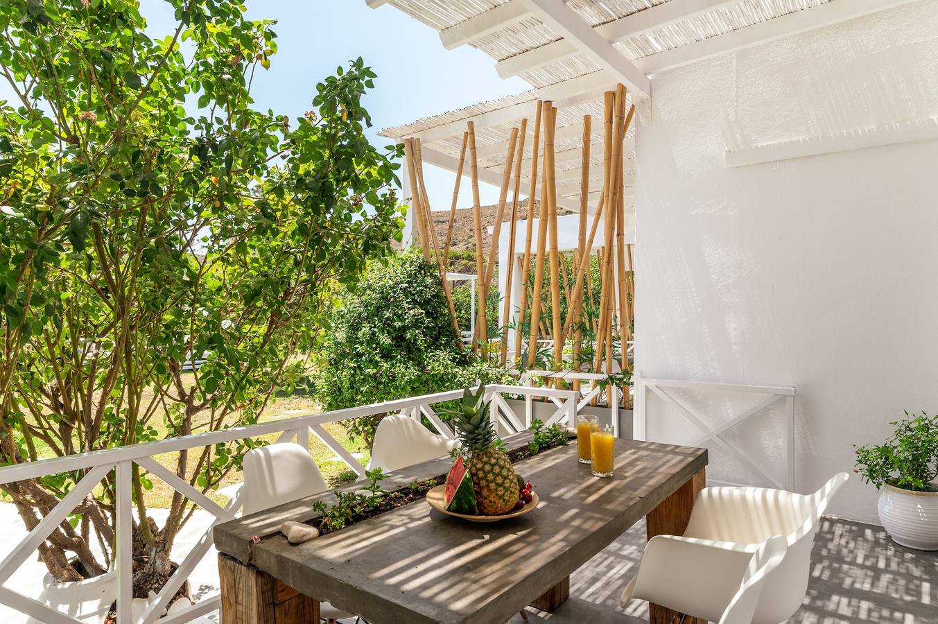 Ferienwohnung in einem Hotel "Ow Andros Luxury Suites 3" mit Bergblick, privater Terrasse und Wlan in Andros
