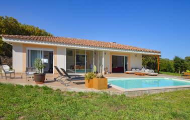 Location de vacances pour 8 personnes, avec piscine ainsi que terrasse et jardin à Bonifacio
