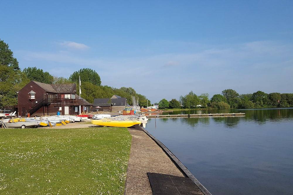 Entire apartment, Lovely Apartment near Water Parks in South Cerney, Gloucestershire