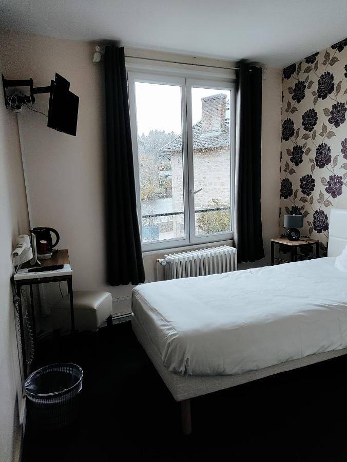 Hôtel pour 2 personnes, avec terrasse ainsi que vue sur le lac et vue, animaux acceptés à Peyrat-le-Château - 4