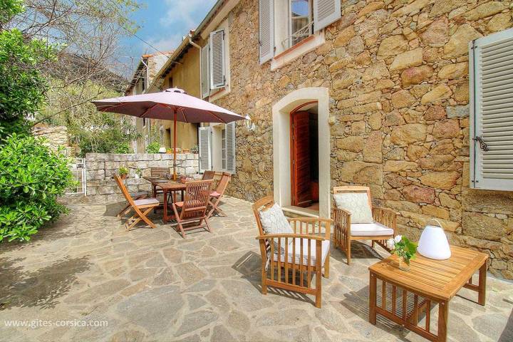 Gîte pour 5 personnes, avec Terrasse ainsi que Jardin et Vue à Sarrola-Carcopino - 2