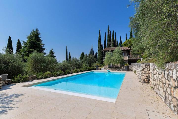 Villa für 8 Personen, mit Garten und Balkon sowie Seeblick und Pool in Gardone Riviera