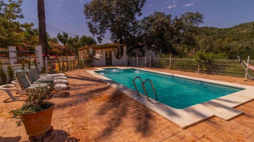 Location de vacances pour 8 personnes, avec jardin et piscine à Lora del Río