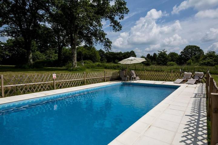 Location de vacances pour 4 personnes, avec terrasse ainsi que vue et piscine à Cromac