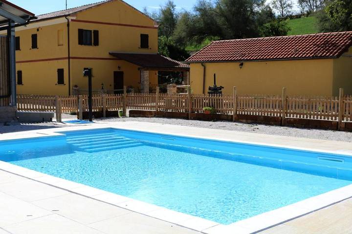 Agriturismo per 4 persone, con Terrazza e Giardino nonché Piscina e Panorama a Jesi