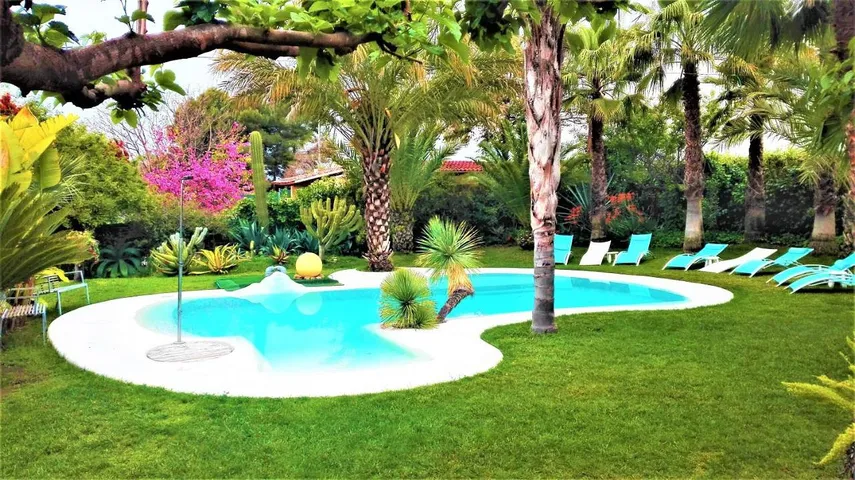 Villa pour 19 personnes, avec jacuzzi ainsi que jardin et piscine - 1