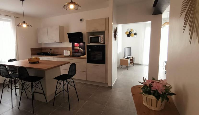 Gîte pour 4 personnes, avec Terrasse et Jardin à Théza