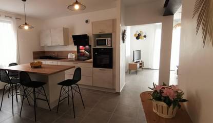 Gîte pour 4 personnes, avec jardin à Théza