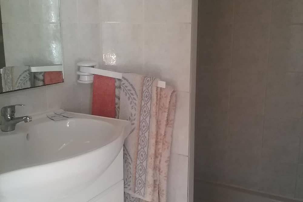 Entire apartment, Aile Gauche du Baron Face à la mer in Siouville-Hague, Côte de la Déroute