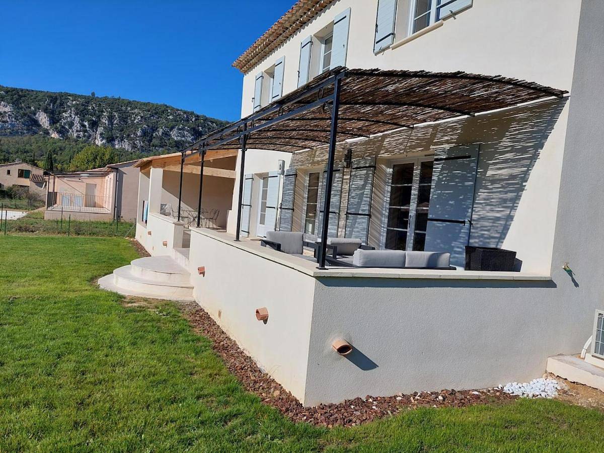 Pretty Provencal bastide in Lac de Quinson, Quinson
