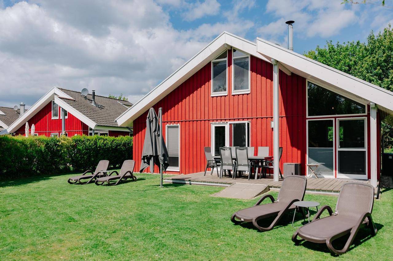 Ferienhaus Friese, direkt am See, mit hauseigenem Tretboot, hauseigener Sauna sowie Whirlpool, Kamin, eingezäuntes Grundstück, direkter nähe Kinderspieleparadies sowie Reit- und Ponyhof in Twist, Emsland