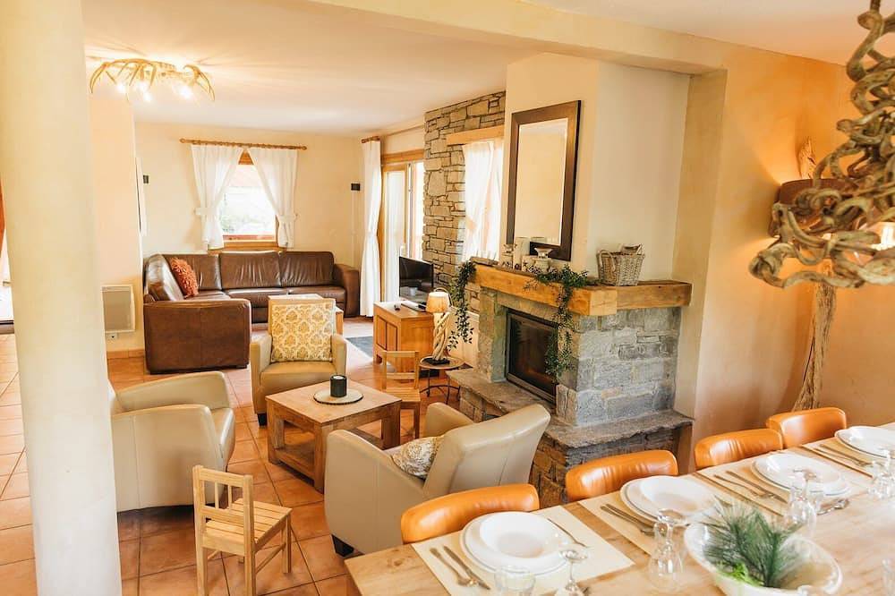 Luxury chalets (10p) 5 bed- and 3 bathrooms. In center Saint François Longchamp with ski-in & out. in Saint-François-Longchamp, Le Grand Domaine