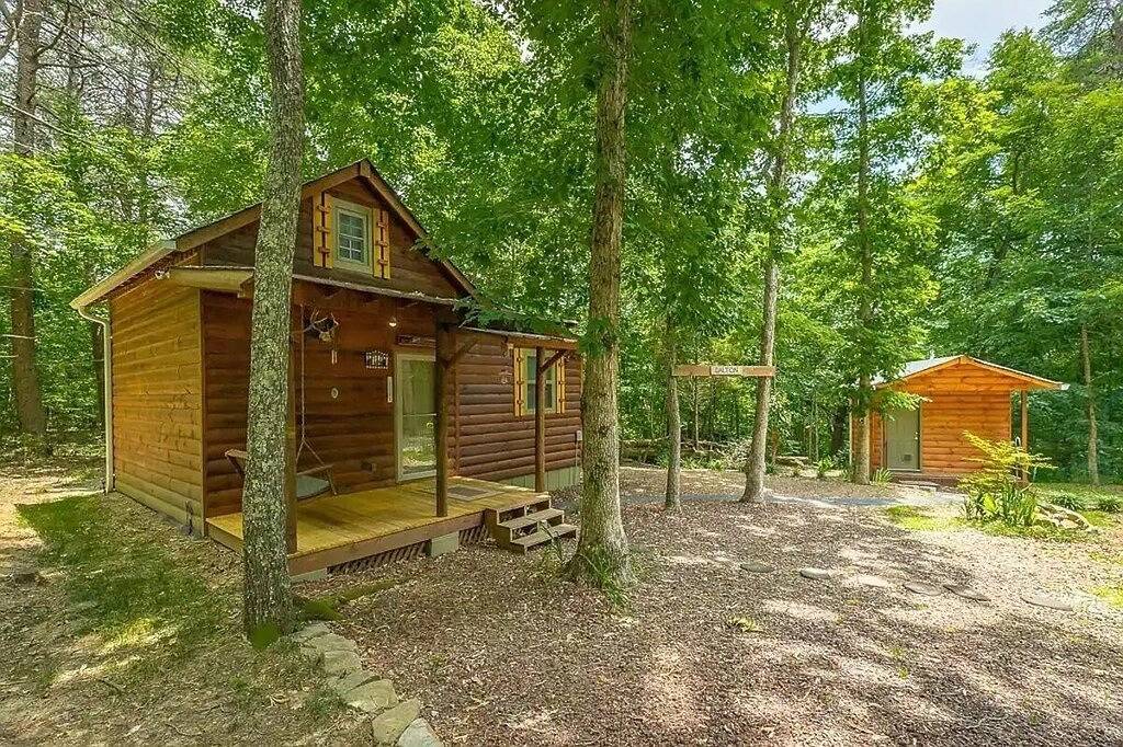 The Private Reserve Cabin, Hot Tub, Pet Friendly, Secluded in Grundy County
