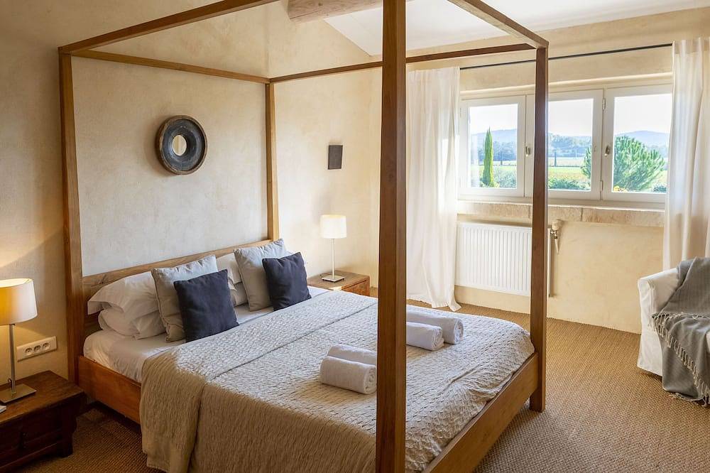The Bastide-Ferienhaus-Luxus-Ensuite mit Bad-Blick auf die Landschaft in Joucas, Regionaler Naturpark Luberon