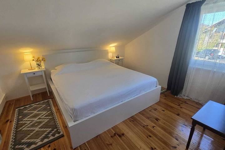 Ferienhaus Brlog Otočac Tierfreundlich mit Jacuzzi und Aufenthaltsraum mit Kamin in Lika-Senj