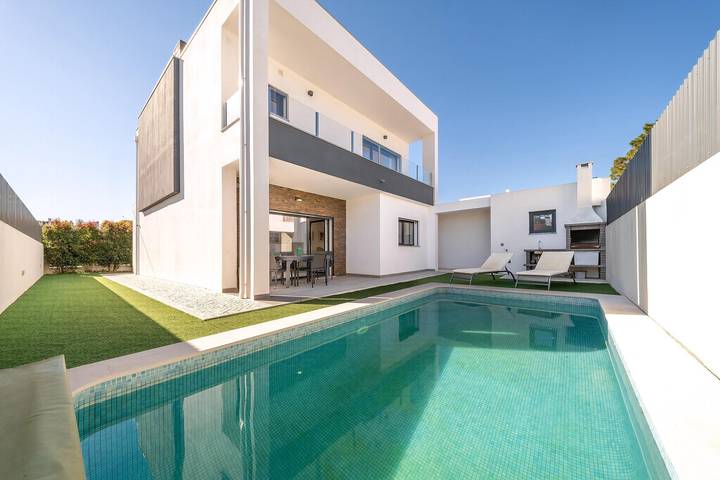 Vakantiehuis voor 8 personen, with Balkon and Terras as well as Tuin and Zwembad in Aroeira