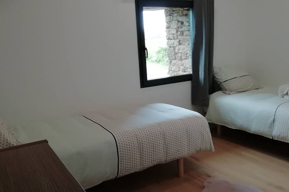 For discovery, relaxation or parties, country house ideally located in Landéhen, Côtes-d'Armor