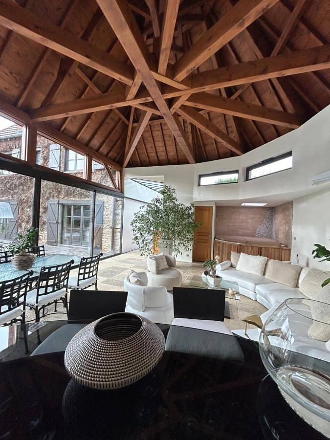 Location de vacances pour 9 personnes, avec piscine ainsi que jacuzzi et terrasse à Fauverney