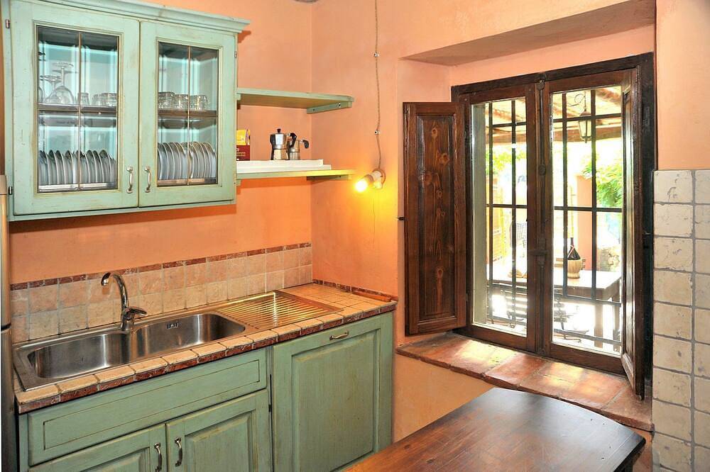 Traditional style stone cottage with private pool in Villa Collemandina, Garfagnana