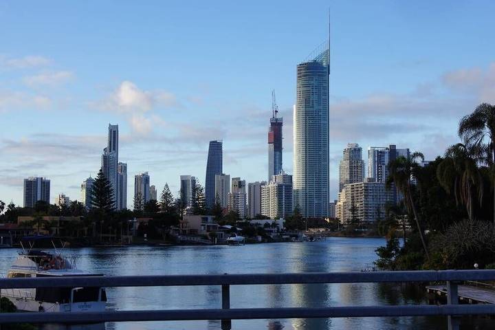 Holiday rental for 4 people, with pool and balcony as well as hot tub and garden in Broadbeach