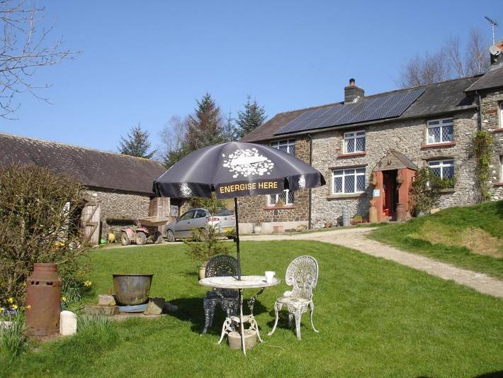 B&b for 4 people, with garden and terrace as well as view and lake view, with pets in South-Wales