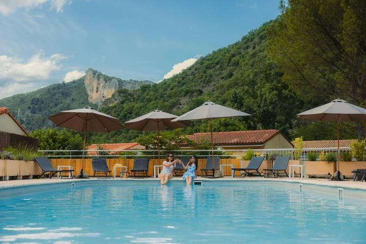 Hôtel pour 2 personnes, avec Terrasse et Jardin ainsi que Piscine et Vue