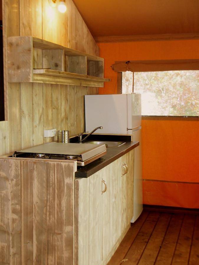 Location de vacances pour 4 personnes, avec piscine ainsi que jacuzzi et terrasse à Saint-Alban-Auriolles - 3