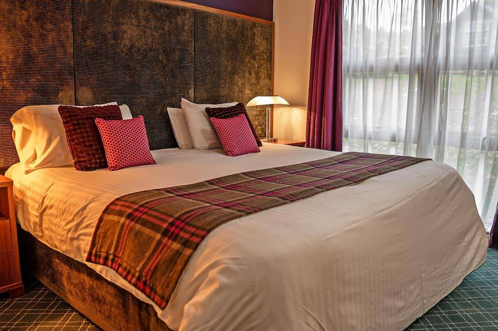 Luxury chalet with hot tub and loch views in Loch Lomond, Stirling und Umgebung