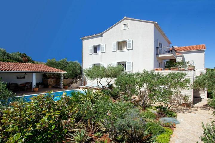 Villa pour 9 personnes, avec balcon/terrasse et piscine à Supetar