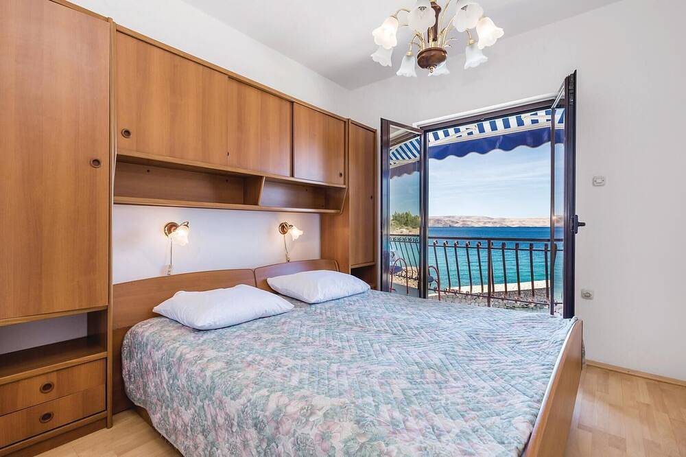 Geheel appartement, Appartement aan het strand in Ribarica in Cesarica, Velebit Nature Park
