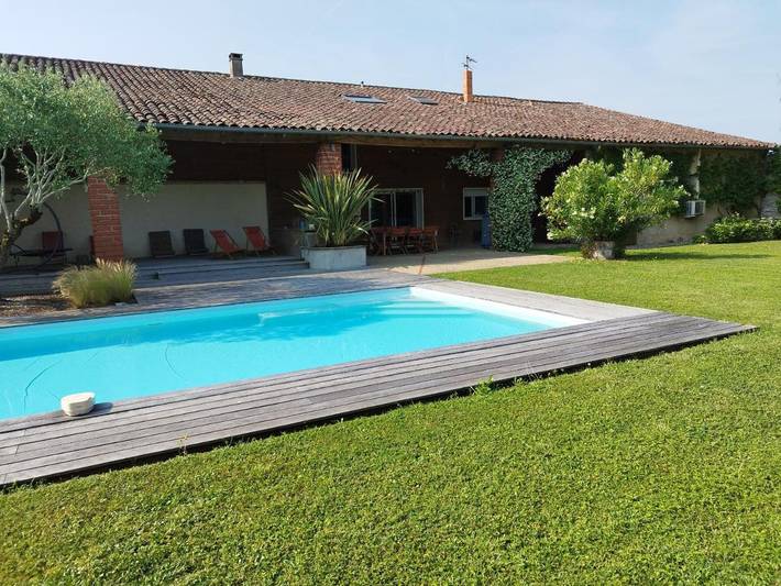 Location de vacances pour 10 personnes, avec piscine ainsi que terrasse et jardin à Saint-Étienne-de-Tulmont