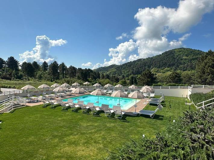 Ferienwohnung für 4 Personen, mit Terrasse und Garten sowie Pool und Ausblick