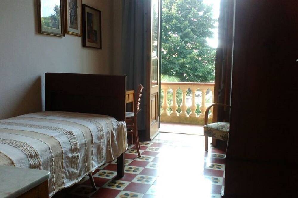 Casa Butterfly. Appartamento in Villa. Piscina in comune e grande parco in Torre del Lago Puccini, Viareggio