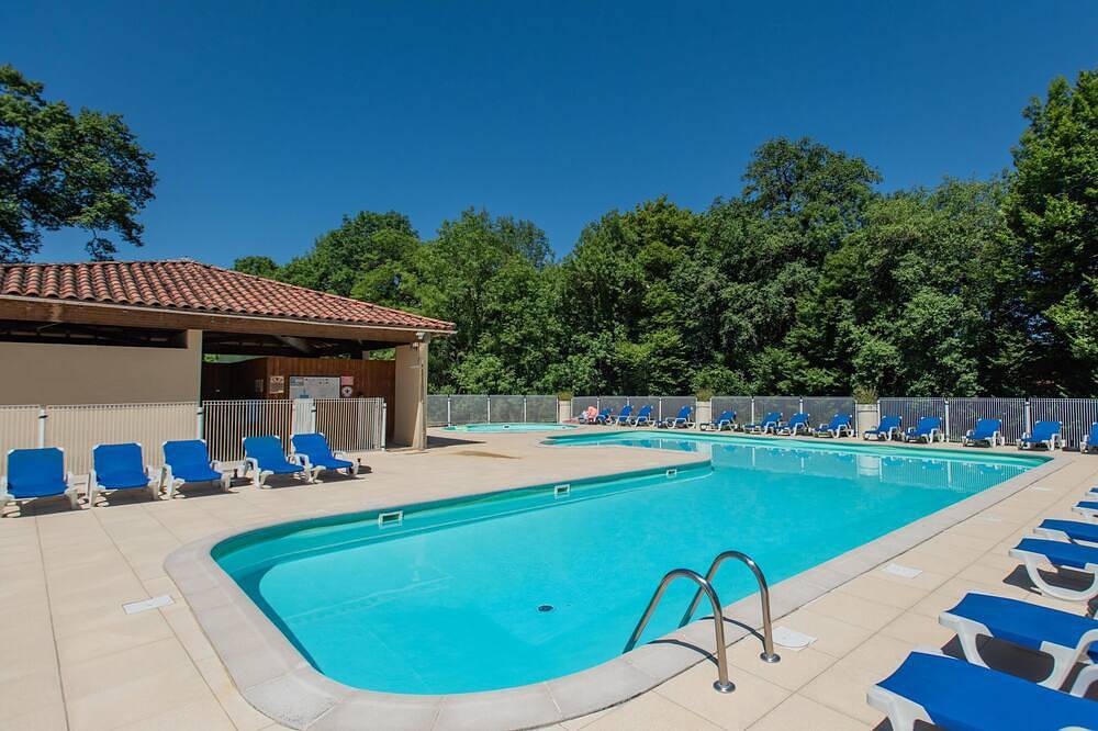 Schönes Haus im Ferienpark mit Schwimmbad in Lacapelle-Marival, Lot